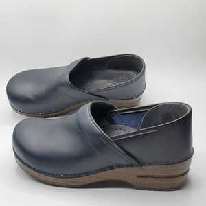 Dansko Dark Blue Clogs with Stappled Leather Uppers Size 9.5-10 ( dansko 40)